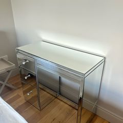 mirrored vanity table