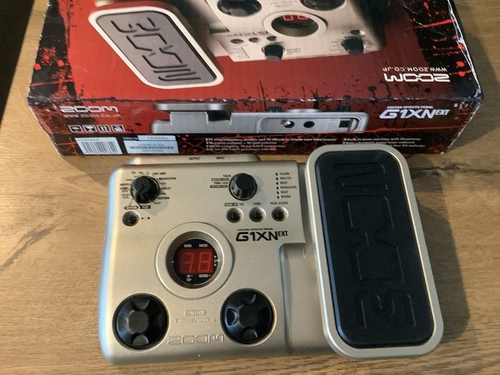 Zoom G1XNext multi-effects pedal box