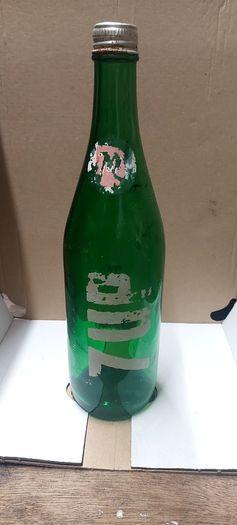 7up bottle with cap,used condition,nice advertising, price includes post to anywhere in Ireland thank you,see pictures,