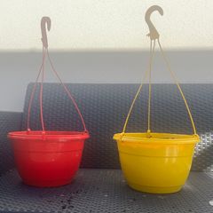 2 Hanging Baskets/ Containers