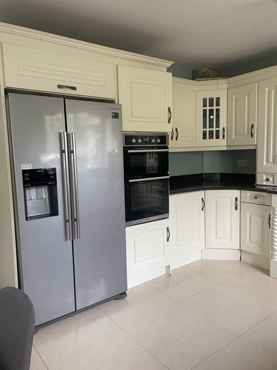 Kitchen units, work top and Belfast sink