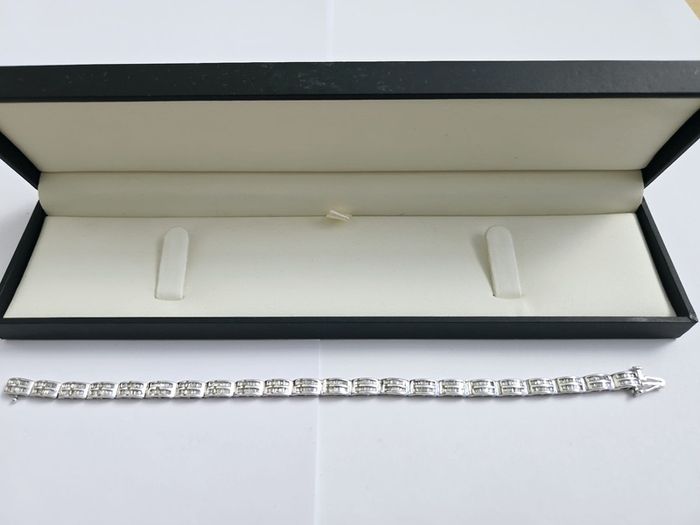 Brand New 10ct White Gold Diamond Tennis Bracelet