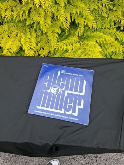 Double vinyl lp glenn miller jazz possible to post