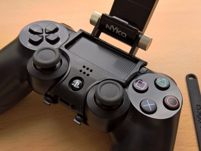 NYKO DualShock 4 Controller Phone Clip
