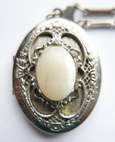 Vintage Silver Tone Oval Locket with Faux Pearl Cabochon length 28"