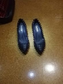 Trendy spike black wedge