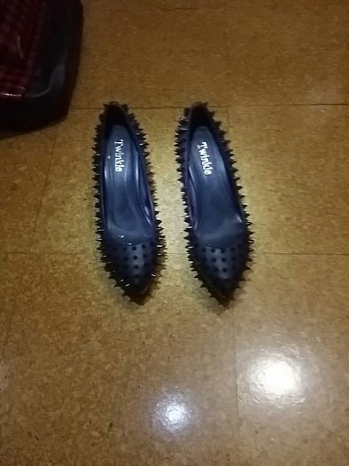 Trendy spike black wedge
