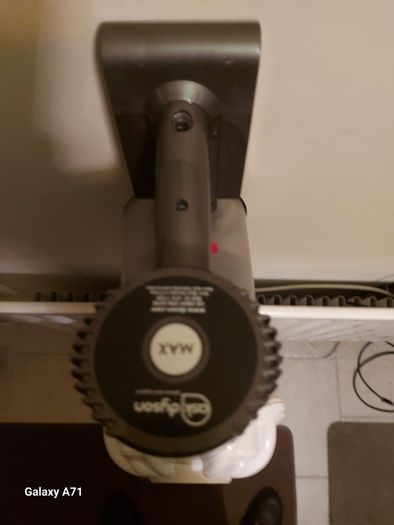 Dyson V6 Vacuum Cleaner, White, Battery not holding Charge, needs new Battery, for parts or repair