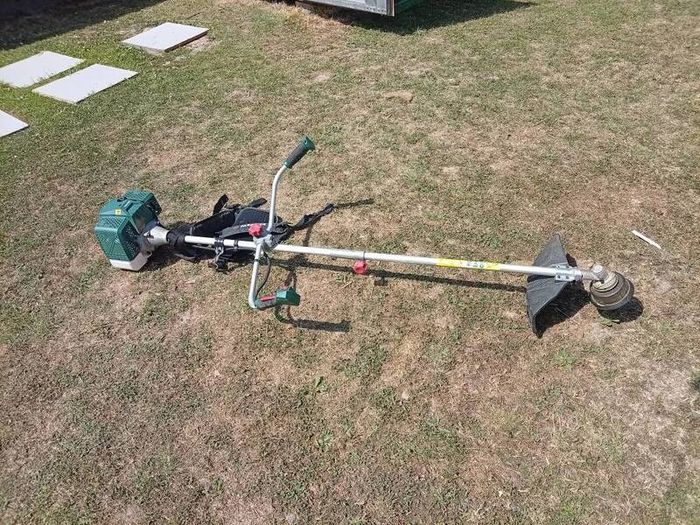 petrol grass strimmer
