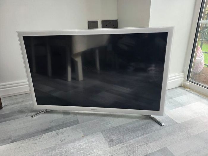 Samsung 32 inch White Smart TV Bedroom/Kitchen