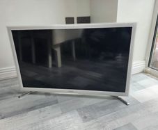 Samsung 32 inch White Smart TV Bedroom/Kitchen