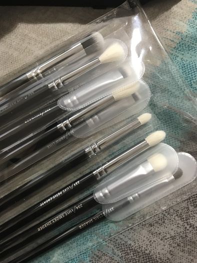 brand new 100% genuine Zoeva complete eye set 12 brushes + clutch