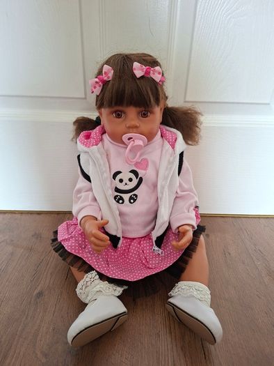 2 Reborn Baby Dolls+Moses basket+over 50 pieces of clothing and accessories, excellent condition