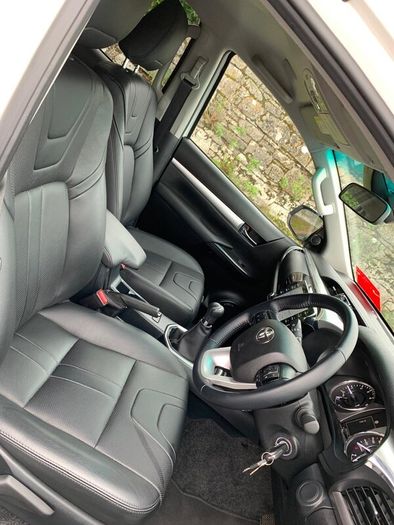 Toyota Hilux SR5 2.4L Full Leather, Canopy, Low KM