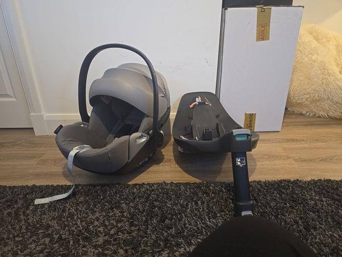 Cybex Cloud Z seat and Sirona Z 360 swivel isofix base