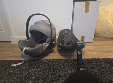 Cybex Cloud Z seat and Sirona Z 360 swivel isofix base