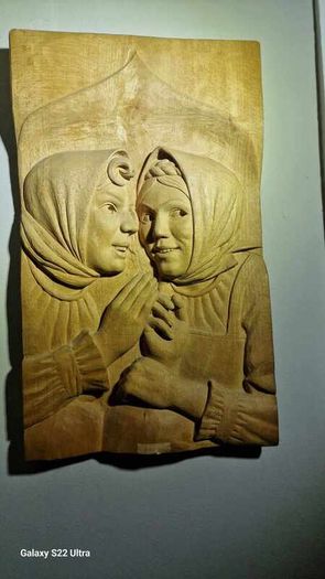 Sculptures, portraits made of wood.