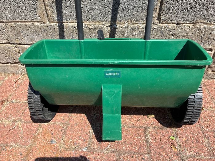 Lawn Fertiliser Spreader