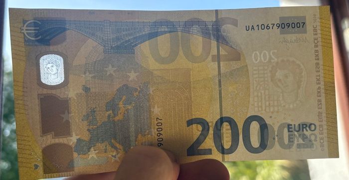 200 Euro bank note