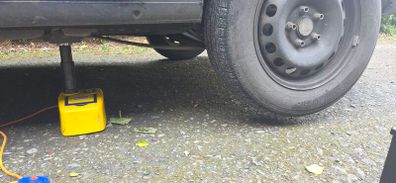 Battery car jack