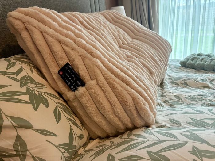 Wedge cushion (pale pink faux fur)