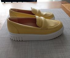 Clarks woman yellow mustard leather loafers size 6