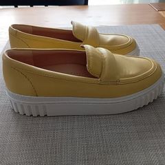 Clarks woman yellow mustard leather loafers size 6