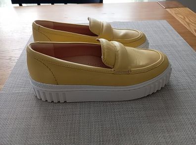 Clarks woman yellow mustard leather loafers size 6