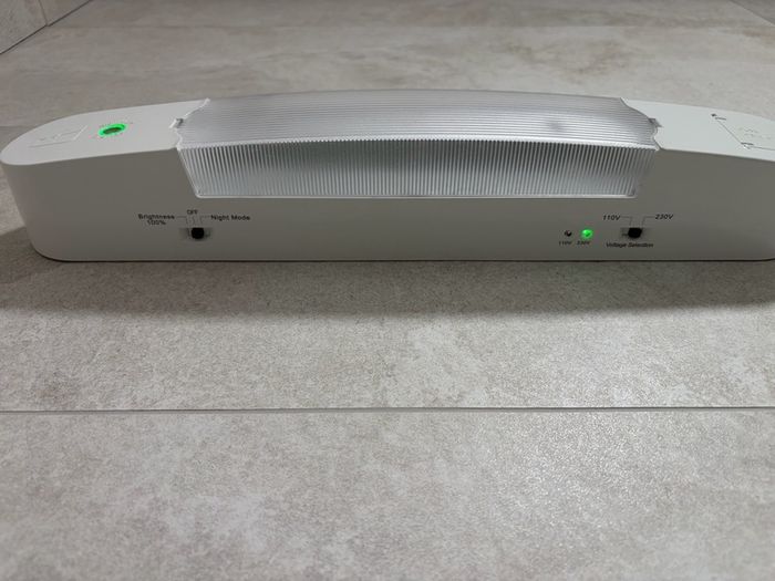 Ansell 8W LED Bathroom Shaver Light with USB (3 units available)