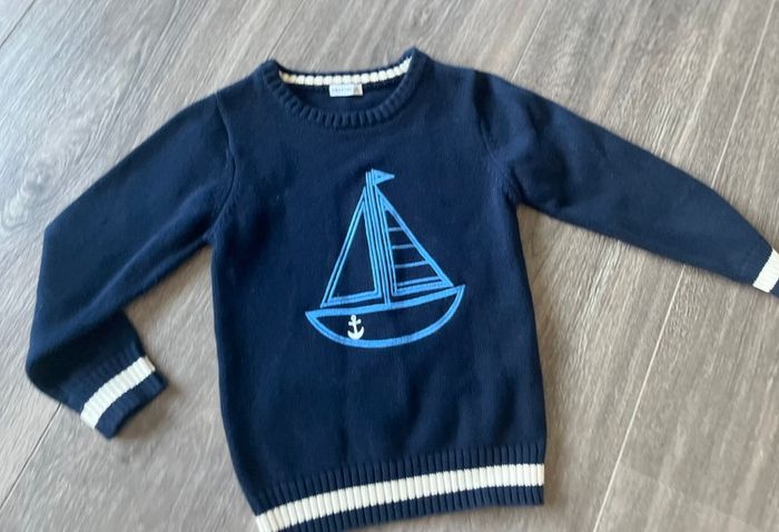 Boys clothes - 8 x jumpers & hoodies age 3-4