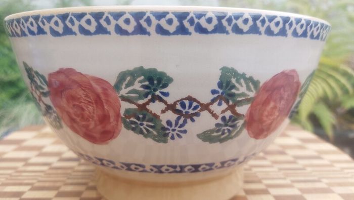 Beautiful Nicholas Mosse Large Bowl in the Popular but Discontinued Kilfane Rose Pattern, Circa 1996-2004