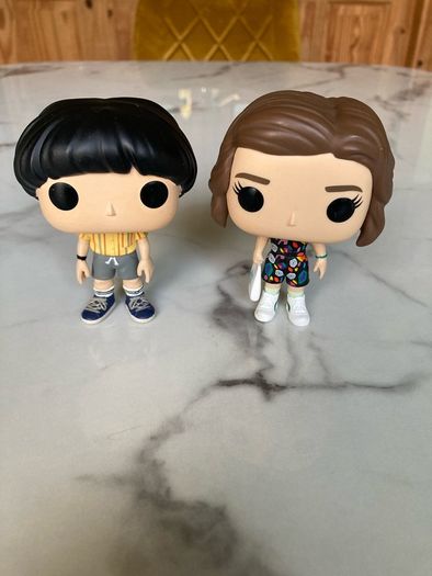 stranger things Mike and 11 Funko Pops with xxl Pull and Bear T shirt
