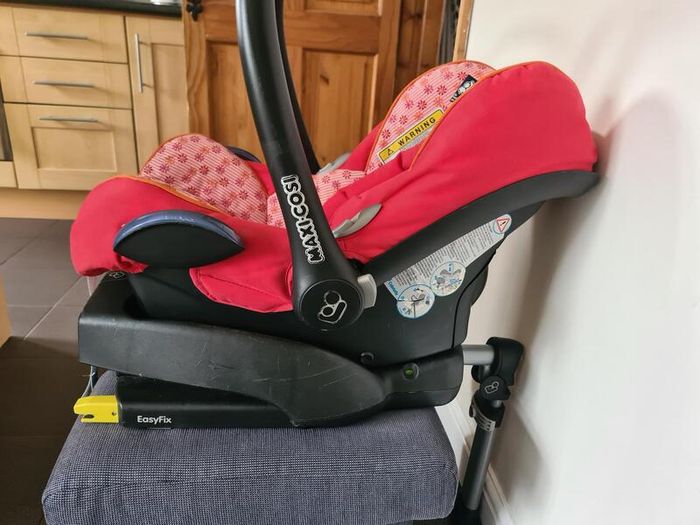 Maxi Cosi isofix base and car seat