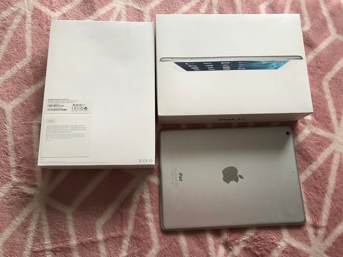 Ipad Air apple+ FREE bundle cases