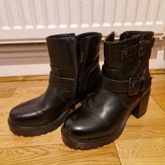 Women black boots size 4/37
