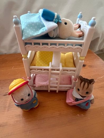 Sylvanian Families Triple Bunk Beds & 3 Nursery Baby Figures Set