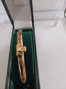 18ct gold plated claddagh bangle