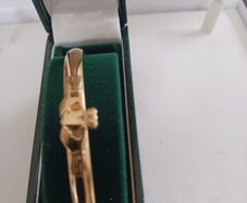 18ct gold plated claddagh bangle