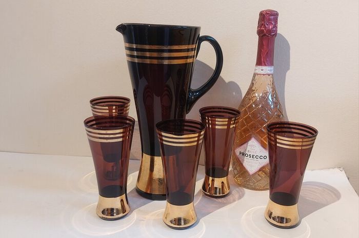 Fabulous Vintage Retro Mid-Century-Modern Hand Blown Tall Glass Pitcher with Four Matching Hi-Ball Glasses in Purple/Amethyst Glass with Rose Gold Gilt Banding - Prosecco Not Included!