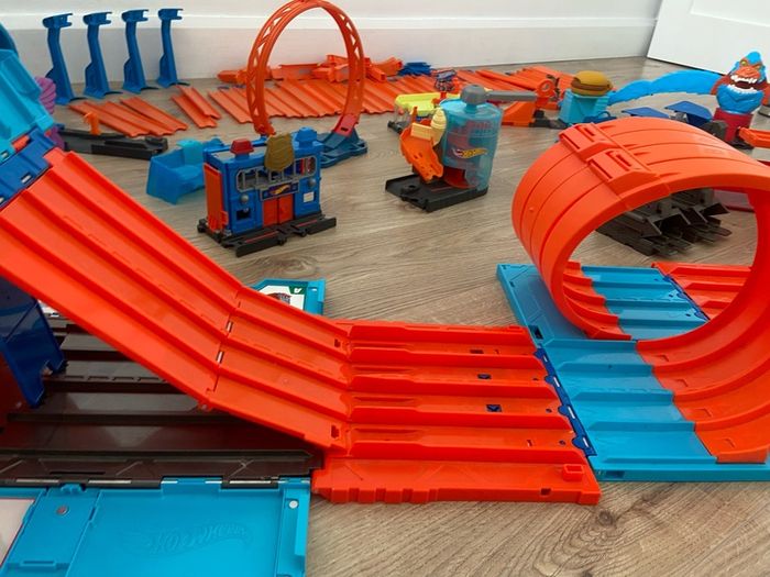 Large Hot Wheels Bundle. Tracks, Playsets & Accessories