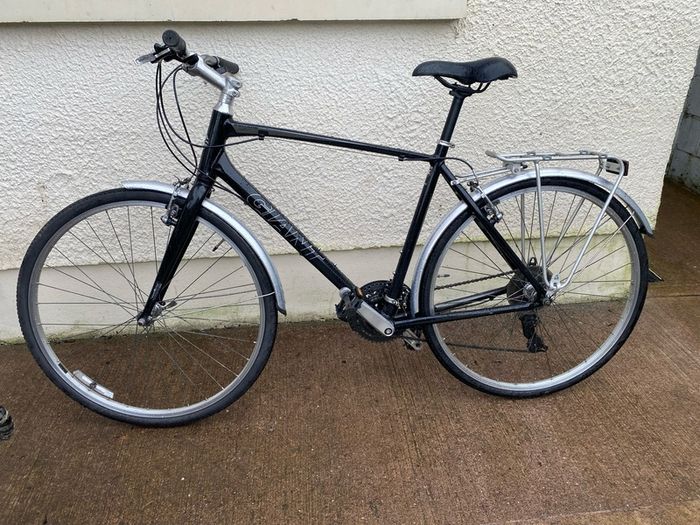 Giant escape3 Large hybrid 28 inch wheels 21 speed 21 inch frame mudguards back carrier