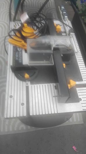 Router table with router