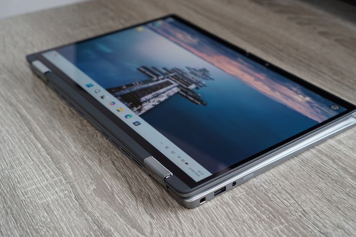 Dell Latitude 7350 2-in-1 | QHD+ 500nits | 16GB | Core Ultra 5 125U | 5G + eSIM