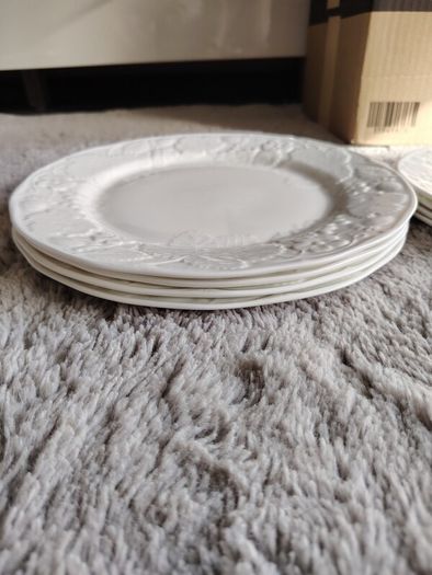 Wedgwood Strawberry & Vine Plates & bowls