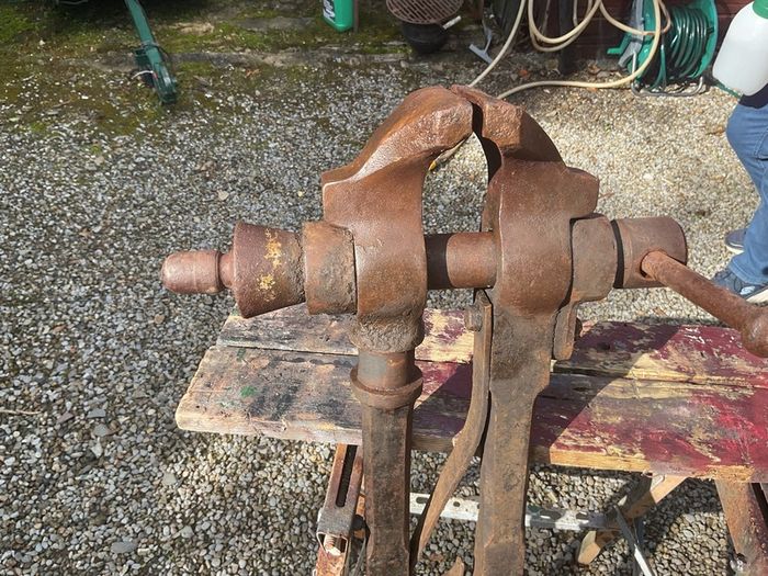 Vintage leg vise