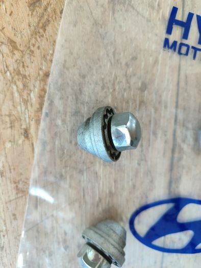 Hyundai lock nuts