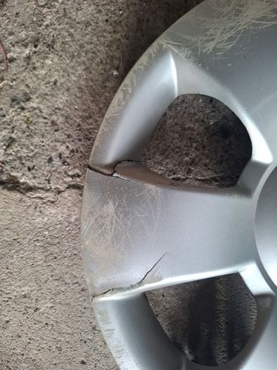 Toyota Yaris original wheel trim #2 with small crack