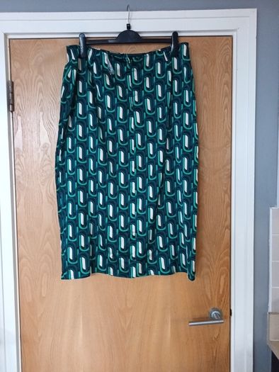 Dunnes Stores Skirt.   S.18.    .B.N.W.T