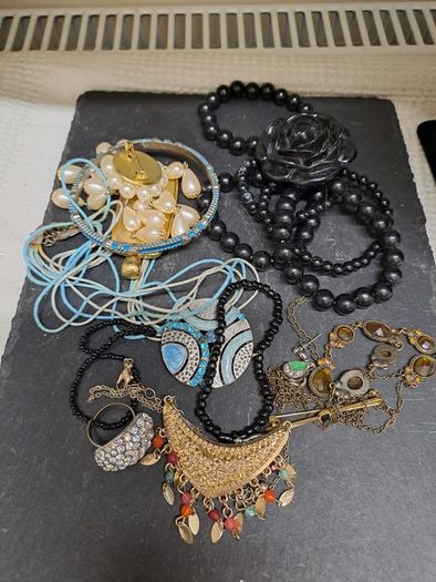 Various jewellery pieces