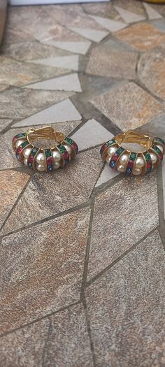 Vintage jewelry is sold individually for 5 to 10 euros